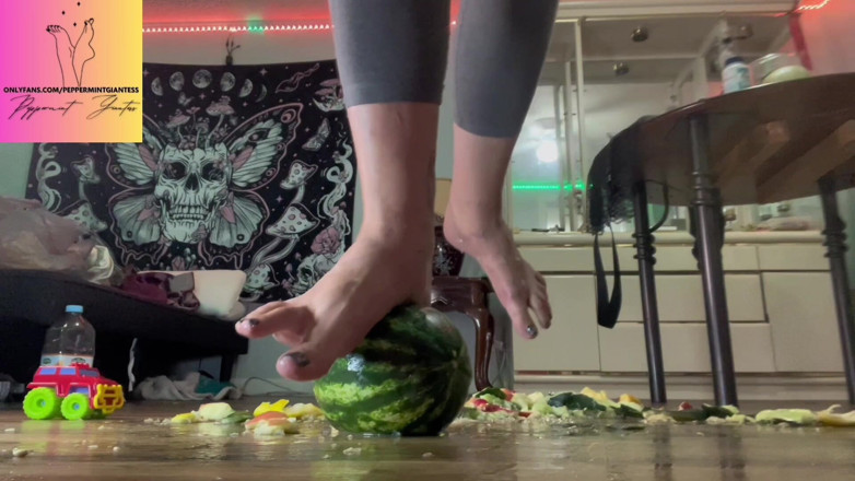 Peppermint Giantess: Velikost 16 bosé zničení ovoce drcení obryně