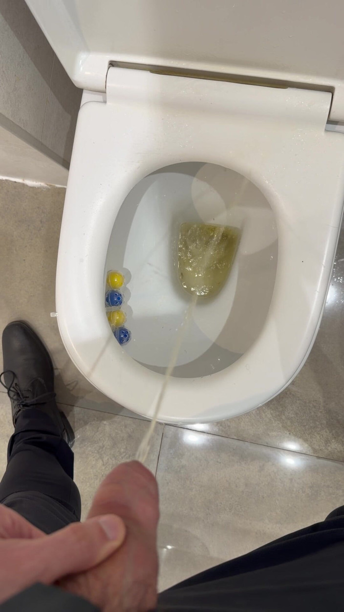 Liam Harding: Stepdaddy Showing off Big Cock and Pissing
