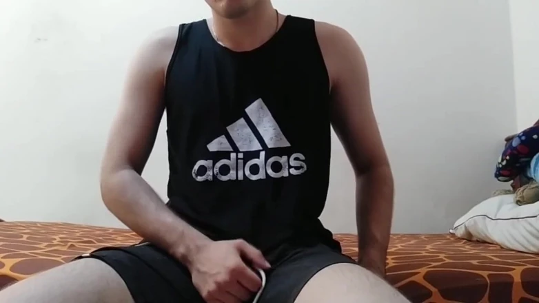 Leo J: Athletic Latino Guy Jerks off Until He Cum