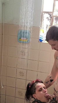 Keldai Besar Di Bilik Mandi