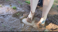 Goodgirldiaries: Squising a piedi nudi e gioca nel fango, piedi sporchi