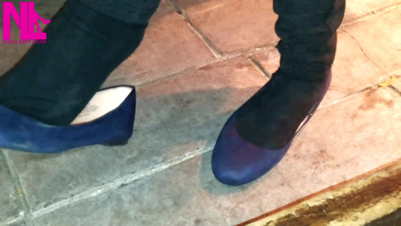 Nyllady: Menjuntai di Flat Balet Biru di bar