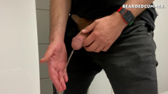 Beardedcummer: Cowok ini kencing di tangannya