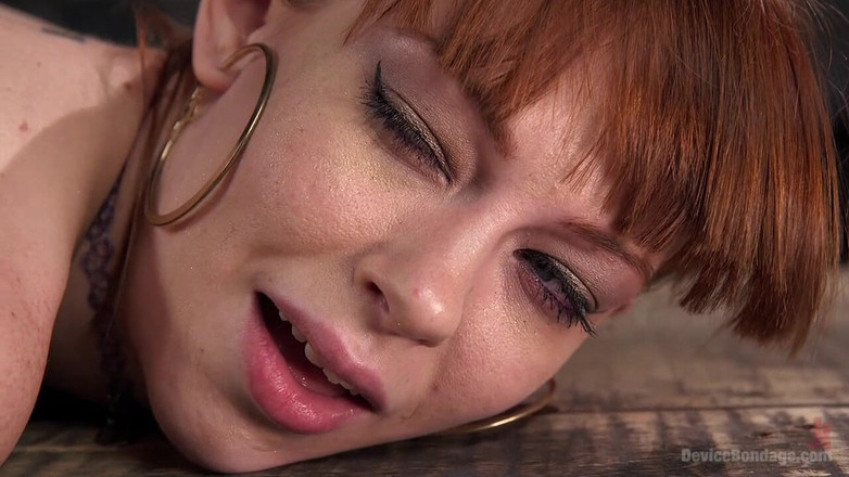 Kink: Sclava minionă Alexa Nova blocată în robie metalică și orgasme chinuite