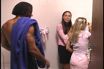 Outdoor pervs: Jock se folla a dos chicas blancas en el dormitorio...