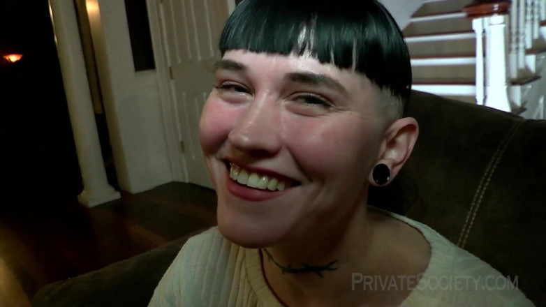 Private Society: So ein hübscher kleiner freak