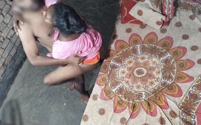 Hot Sex Bhabi: भारतीय गांव की पत्नी तेल सेक्स उसके पति