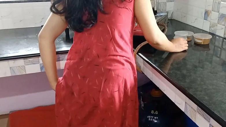 Queenrima: Kaam Wali Bhai Ko Bucătărie Me Choda - Fute-mi servitoarea în bucătărie