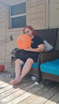 La Bella Infermiera Vicki Ha Una Richiesta per Far Esplodere Un Enorme Palloncino