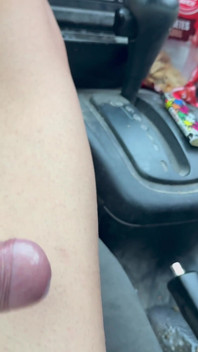 在车里意外口交 - 他吮吸得有多好，我在他嘴里射精，然后有我的坚硬鸡巴