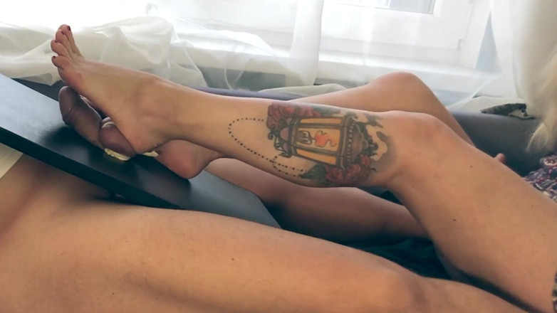Amateur_fetish: Des pieds écrasent des couilles