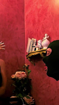 Sheela Sinner Курит, Плюет И Унижает Человеческую Пепельницу