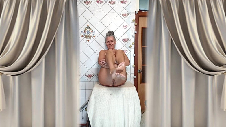 Lukerya: Ateşli ev hanımı Lukerya mutfakta kalçaları ve ayaklarıyla azdırıyor