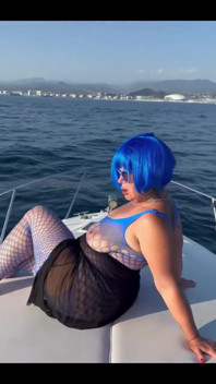 Model z charakterem na jachcie