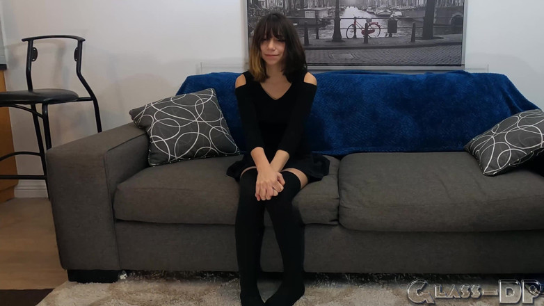 GLASSDP: O tânără slabă de 18 ani este futută în cur pe cameră