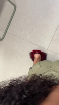 나는 부엌 조리대에 기대어 여자친구와 섹스하고 있는데, 그녀는 저녁을 만들어 주고 있어 - 밀라 페라조