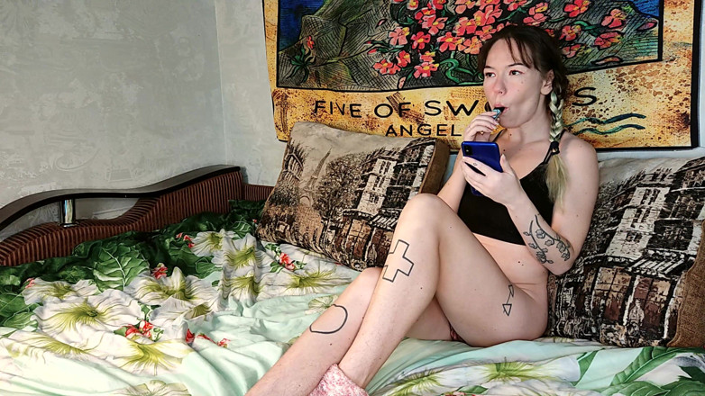 Blowjobs Alice: Azjatycka przyrodnia siostra ogląda porno ze swoim przyrodnim bratem