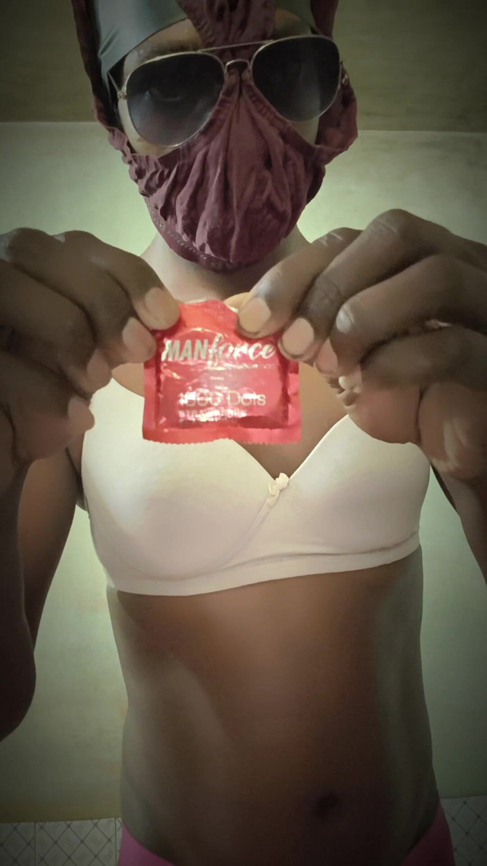 TS Azzy: TS Azzy dělá vlastní honění masturbace s kondomem