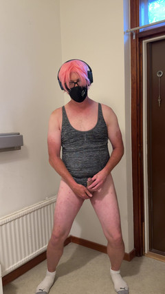 Julia Trans: Trany palmada no cu, bolas e se masturba e goza...