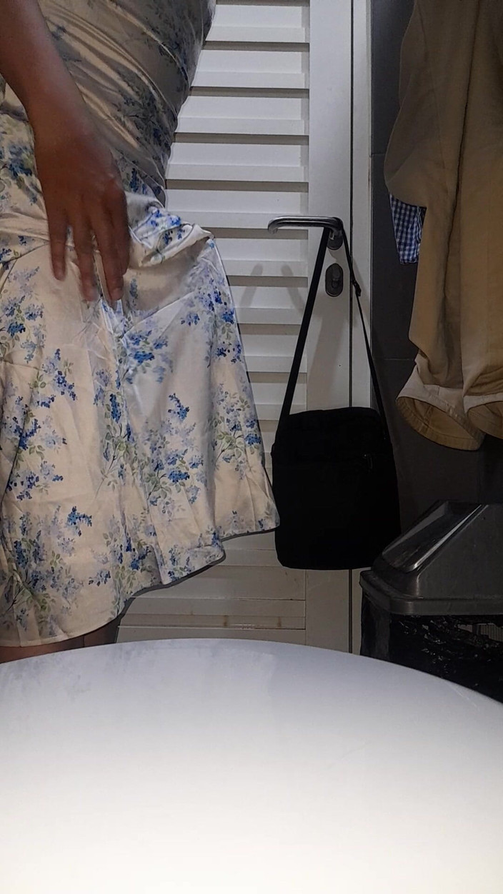 Naomisinka: 穿着缎面吊带脖子连衣裙的变装射精