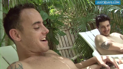 Just x gays: Jovem festa de boqueteira ao ar livre