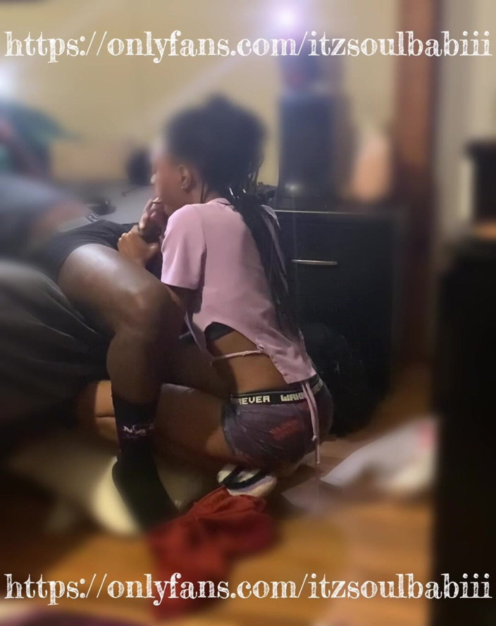 Soul Babiii: Assista a TV enquanto eu ordenha seu pau
