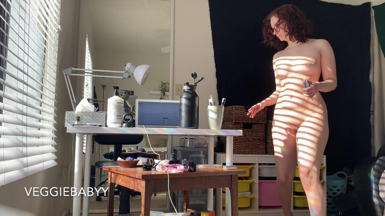 Veggiebabyy: Puliscendo nuda la mia stanza