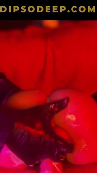 Une femboy béante et pète un trou du cul crémeux avec des jouets - entraînement anal