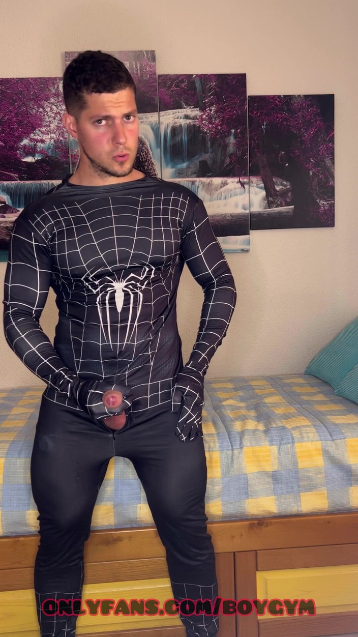 BoyGym: Watch Thiisthis Spiderman dengan zakar besar memancut mani