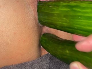 Inked baddie: Grandes vegetais na buceta, duplo anal fodido e punhos oleados