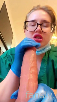 Krankenschwester mami entleert deinen schwanz