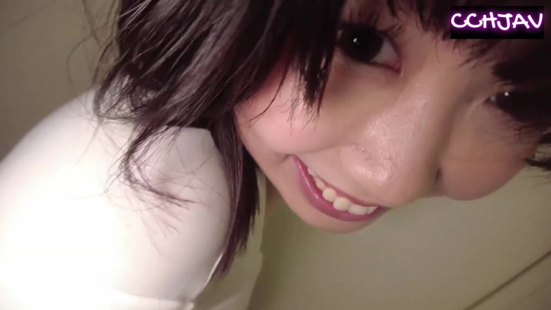 Chubby Curvy Hentai JAV: Lekuk basah di bawah langit terbuka saat dia menikmati setiap...