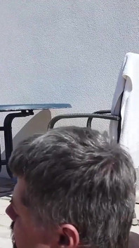 Awek blonde berambut pendek kencing pada lelaki dalam mulut dan kemudian dia menghukumnya dengan kencing di dalam mulutnya