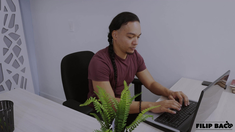 Filip Baco: 上司と話す必要があったのですが、秘書は私の気を散らすために彼女のすべてを見せてくれました