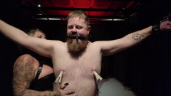 Domina Dark: Me acorrente e dê um tapa no meu pau