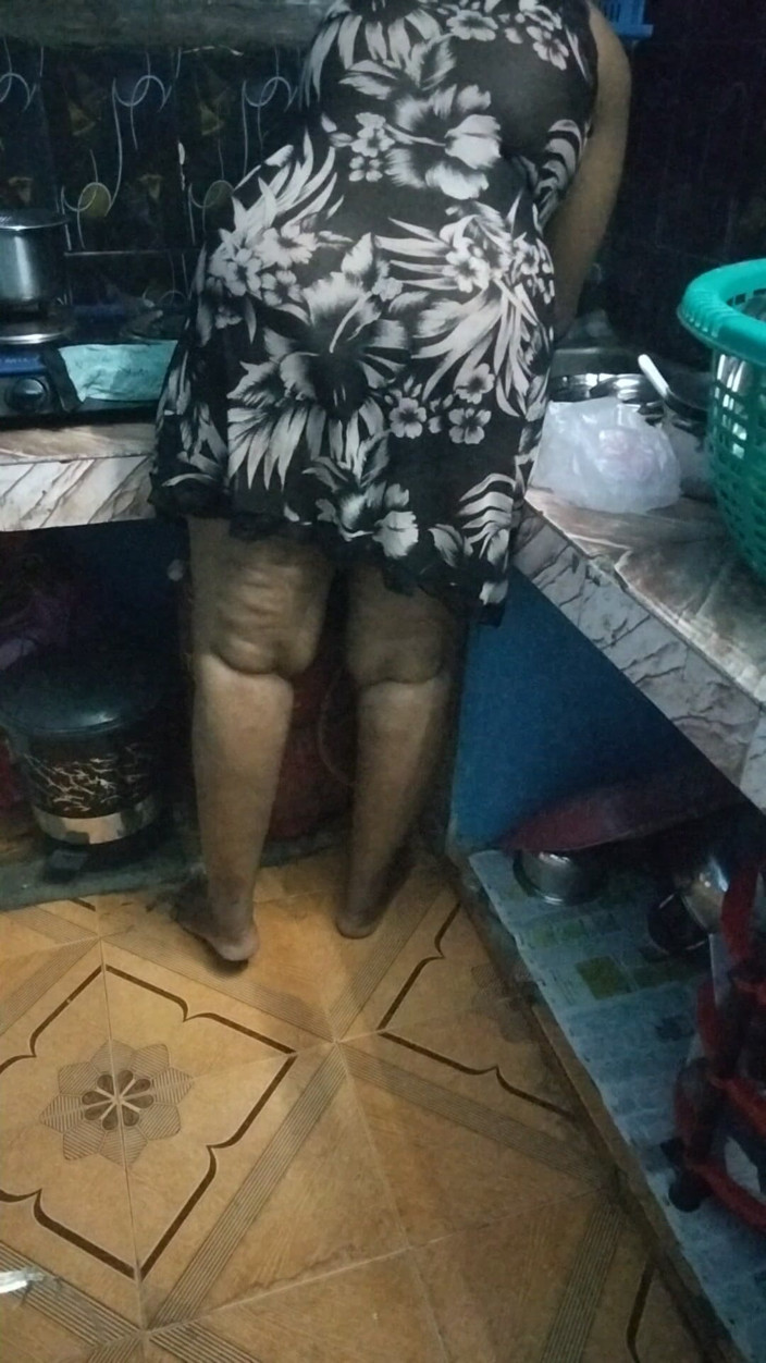 Priya aunty: Sexy v kuchyni