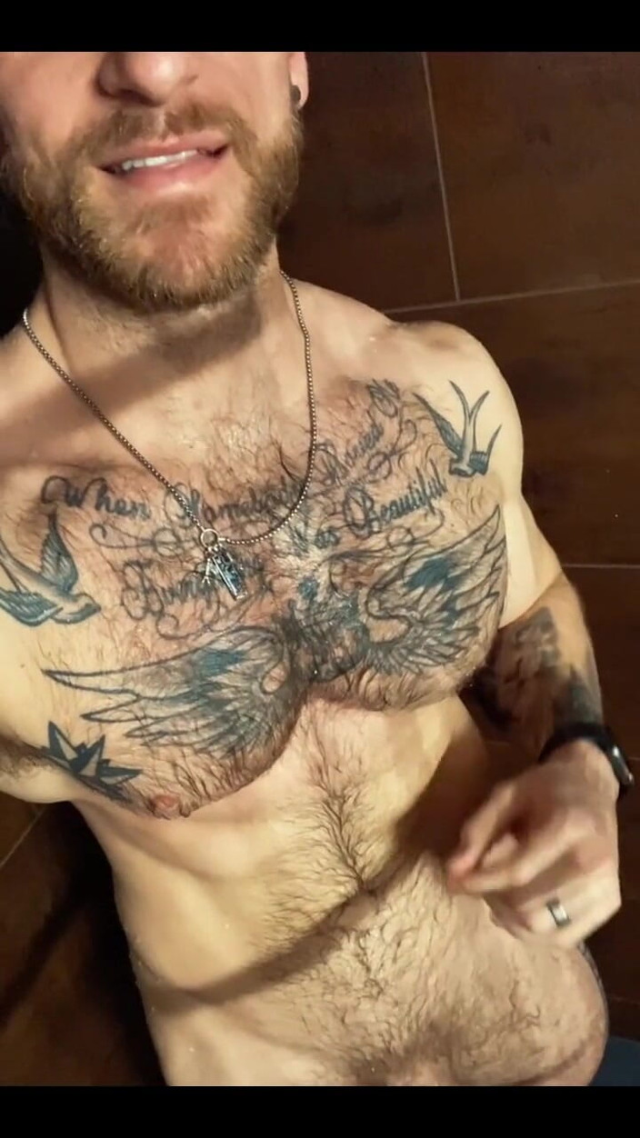 Leo Bayne: Feelin Playful Message Me Guys;)