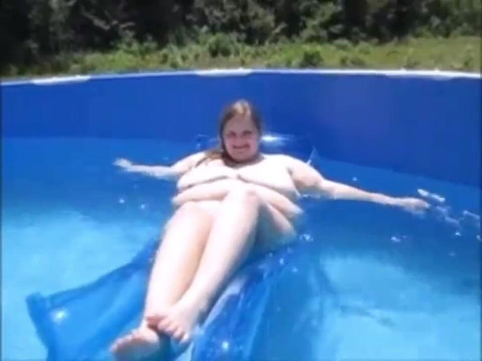 Fat House Wife: Çıplak bronzlaşmış orta yaşlı seksi kadın açık havuzda kendini fışkırtıyor
