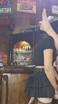 Des filles baisent avec un gode sans gode ceinture pendant que nous regardons