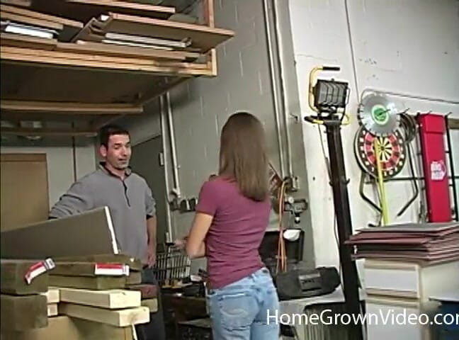 Homegrown GFs: Sexy amateur gets into a threesome