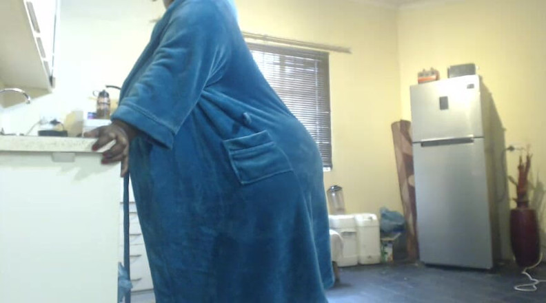 Legendary Booty Overdose: सांवली खूबसूरत विशालकाय महिला कपड़े उतारकर छेड़ रही है