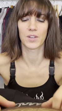 I Jerk You off with My Pussy Pocket and Suck You (em primeiro plano)