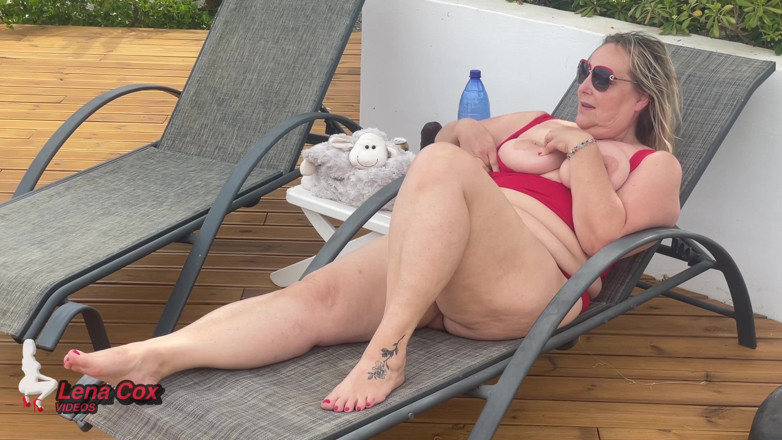Lena Cox: Sexy manželka Lena Cox je promočená: Masturbace v divoké zahradě...
