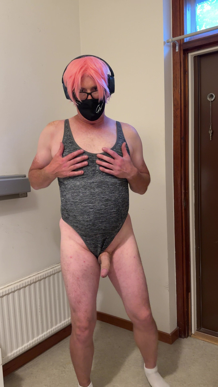 Julia Trans: Trany шлепает задницу, яйца, мастурбирует и кончает для папочки