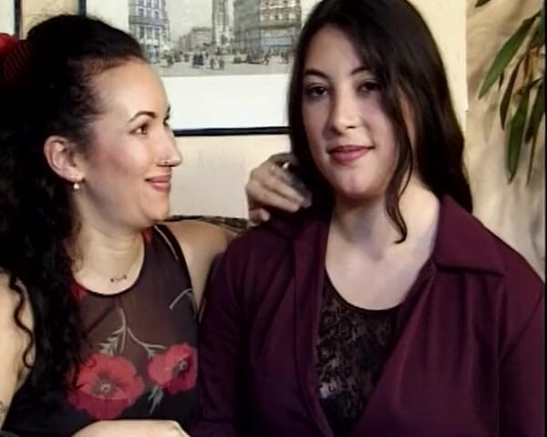 Videos Francaises: Французские крошки в чулках делят большой двойной дилдо