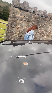 Dos mejores amigas góticas desesperadas por orinar