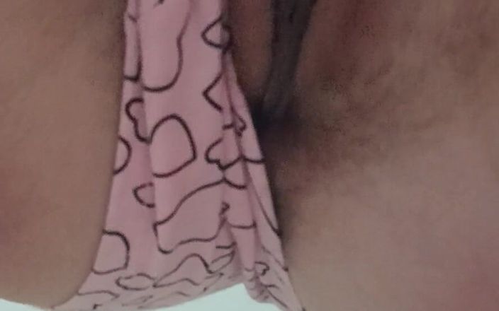 Lesbian-candys: Ich masturbiere meine haarige muschi unter dem tisch in der...