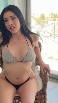 Mamă sexy latino se masturbează, cu vedere la plajă