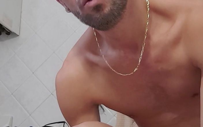 Boy jerking off: 나와 함께 핫한 샤워를 해봐?