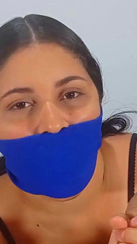 ¡El calceck amordazado de 20 años de edad latina amateur da paja como una profesional!
